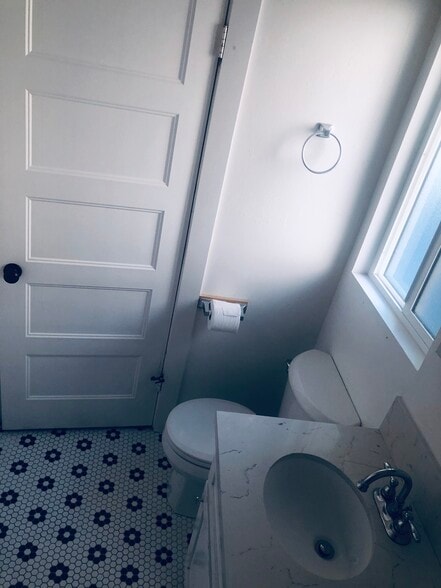 toilet - 827 E Washington Blvd