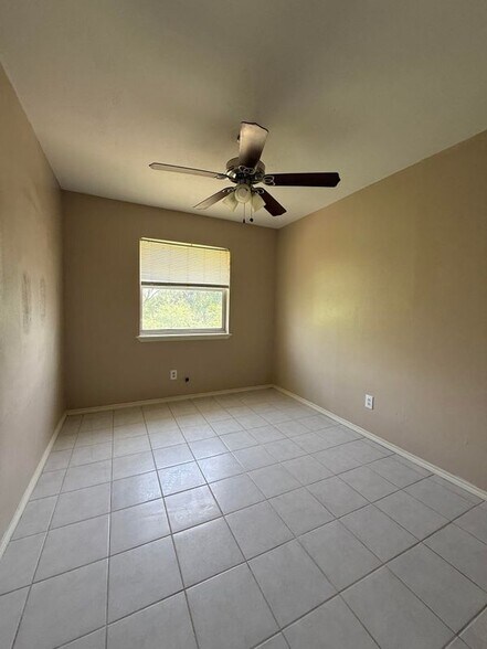 Building Photo - 1800 Oasis Dr