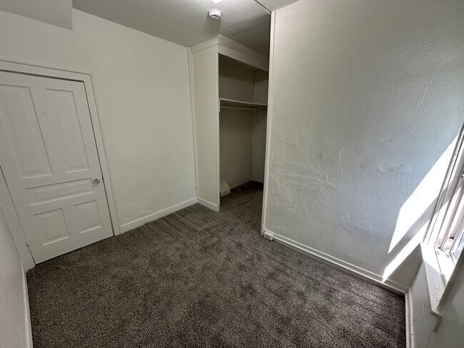Building Photo - 44 Vandine Pl NE