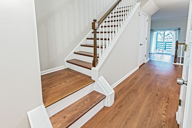 Building Photo - 3 bedroom, 2.5 bath in Mendenhall Village