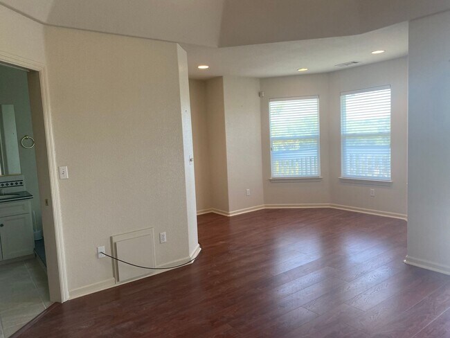 Building Photo - Beautiful Lakefront Home in the Vineyard! ...