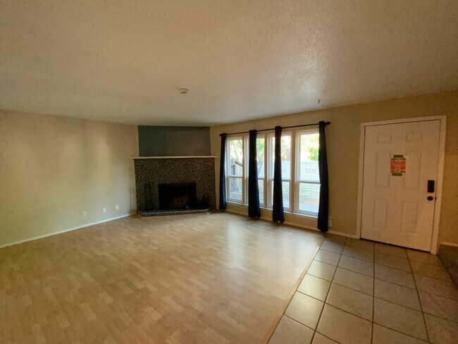 Building Photo - *Owner Broker* 2 Bedroom Townhome Availabl...