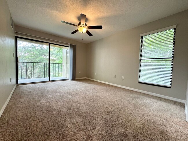Building Photo - Lovely Winter Springs Condo ~ Vinyl Plank Flooring and Large Screened Patio!