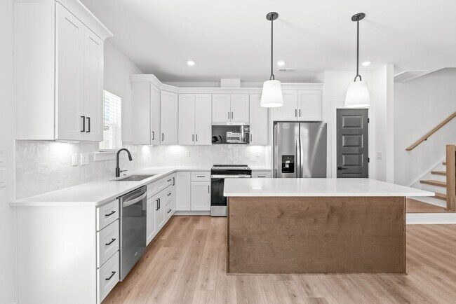 Building Photo - Move-in Ready Modern Townhome!!