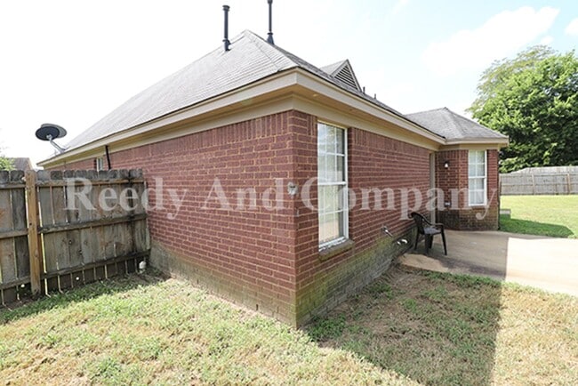 Building Photo - 8911 Little House Cove