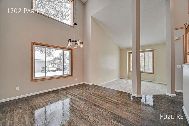 Building Photo - 1702 Par Ln