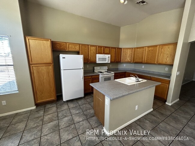 Building Photo - Open Concept 4 Bed/2 Bath W/ New Paint & N...