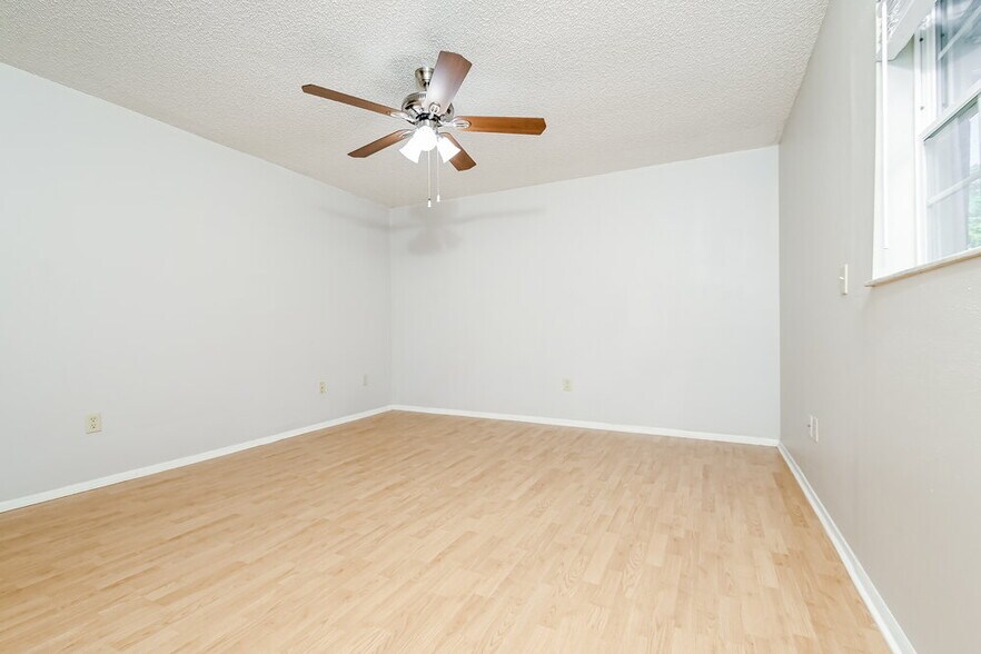 Building Photo - 1310 Coolmont Dr
