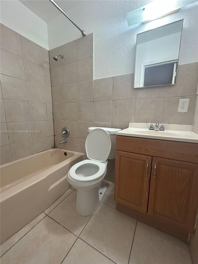 Building Photo - 1119 NE 15th St