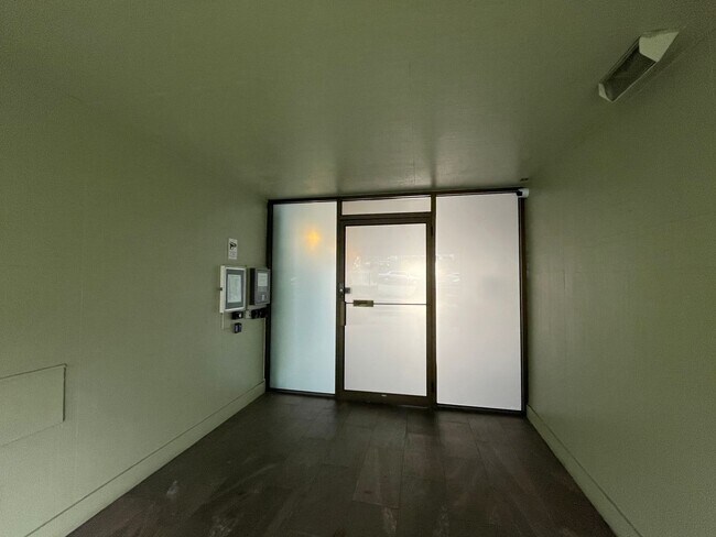 Building Photo - S. PDX 2Bed 2Bath ~ Condo~Near OHSU w/ 2 Reserved parking spots & Washer & Dryer!