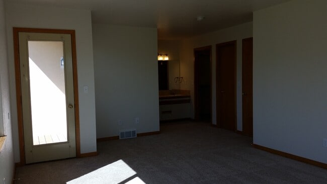 Building Photo - Golf Course Townhome for Rent