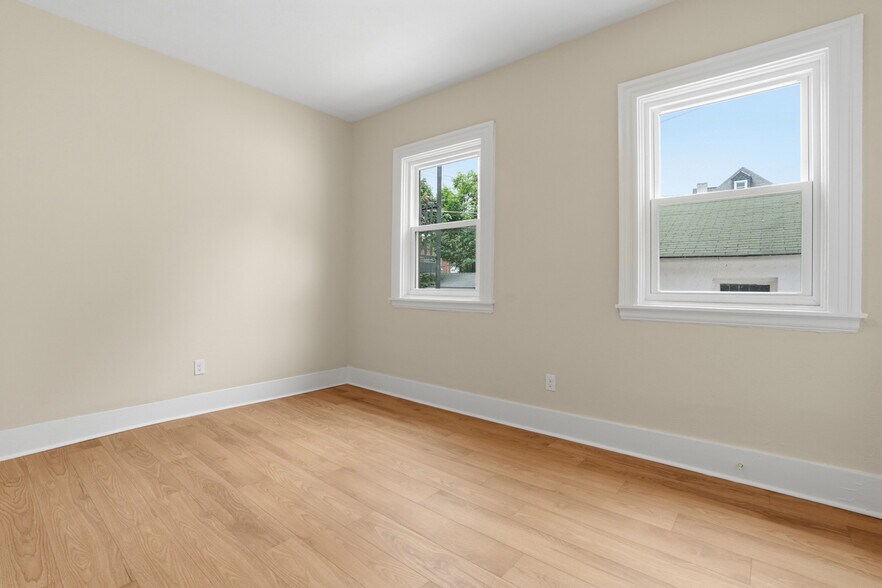 Building Photo - 813 N Sheridan Ave