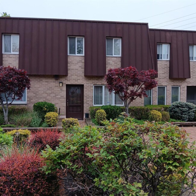 Primary Photo - 200 Hilton Ave