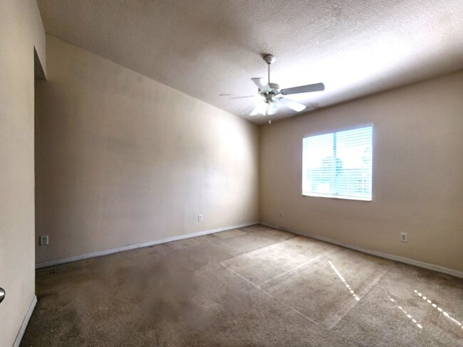 Building Photo - Second Floor Condo Unit; Open Floor Plan; ...