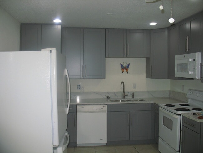 Building Photo - 9356 Roan Ln