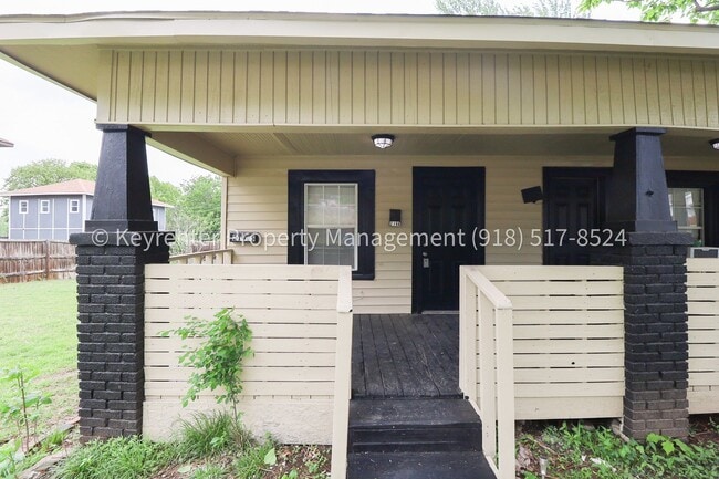 Building Photo - N Rosedale Ave Triplex