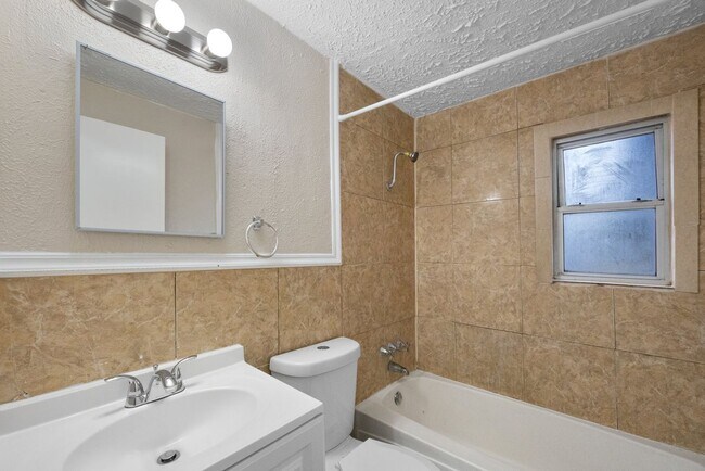 Building Photo - Cute St Pete Bungalow 3/1