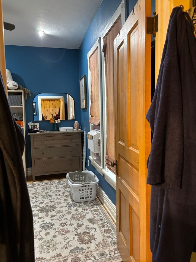 Building Photo - 421 W Lamme St