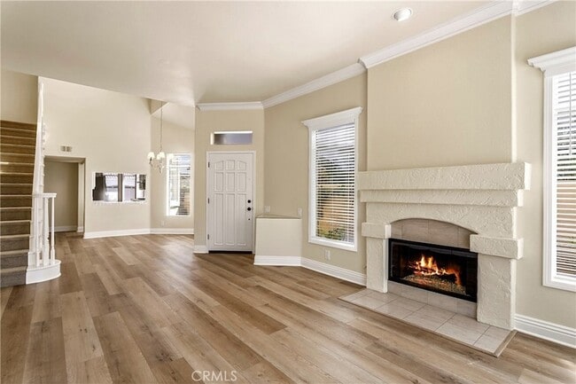 Building Photo - 11 Reina