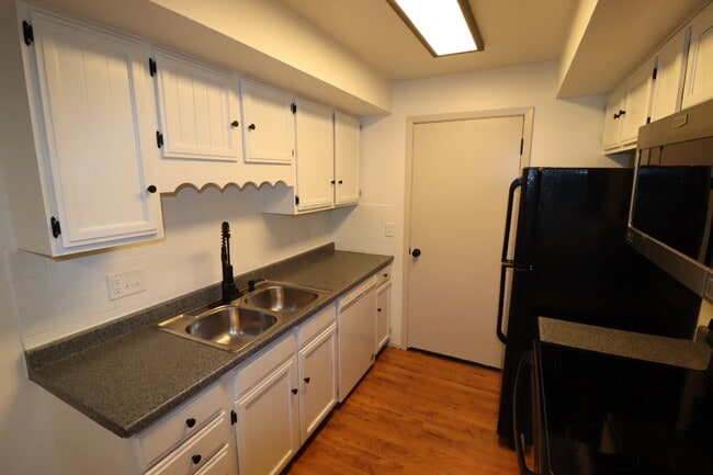 Building Photo - 3 Bedroom Duplex