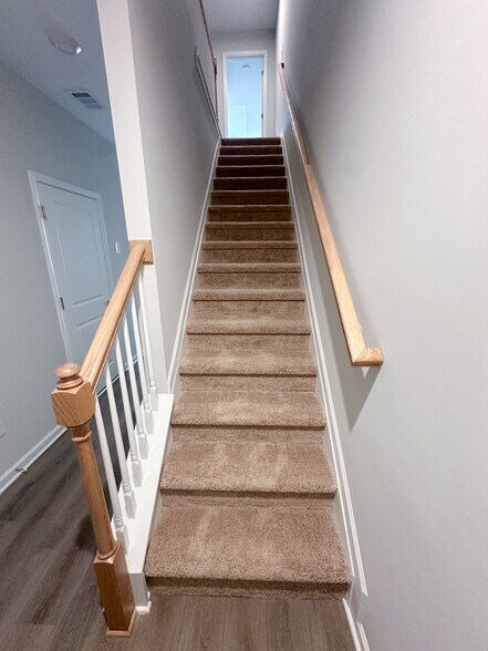 Building Photo - 483 Crown Dr