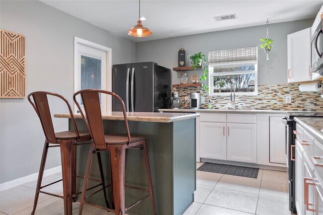 Building Photo - 9655 Meadowland Dr