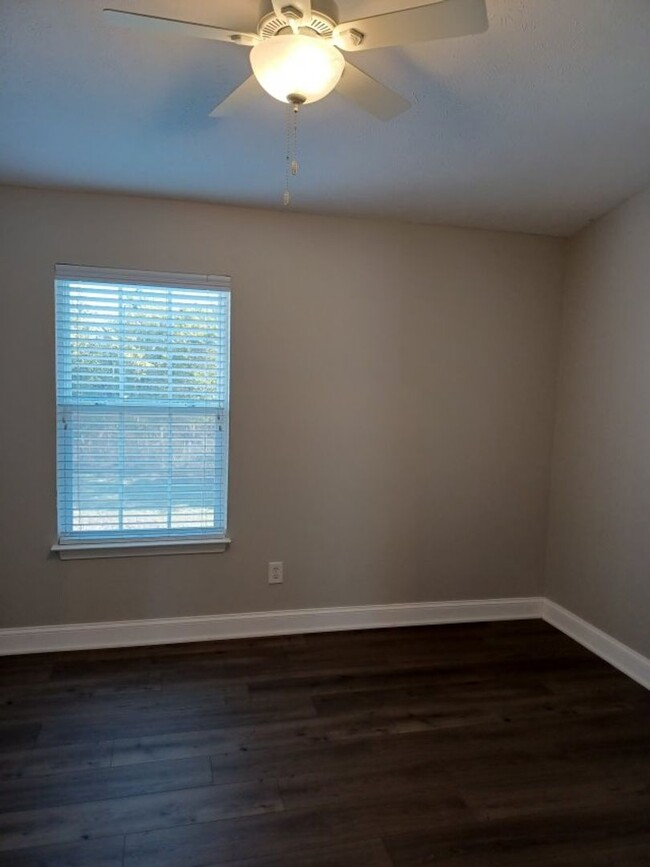 Building Photo - Awesome Location. South Nashville Townhome...
