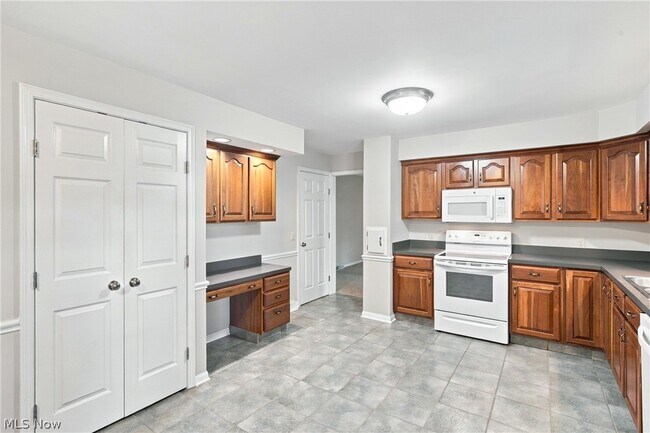 Building Photo - 6832 Green Ridge Ave