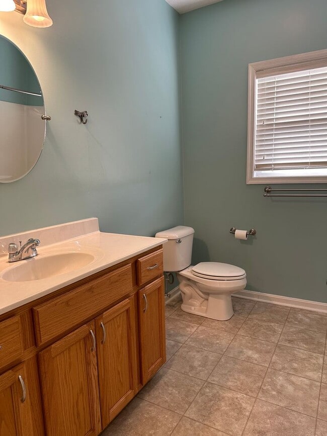 Building Photo - Spacious 3rd Floor Apartment in The Village of 5 Points – Lewes, DE