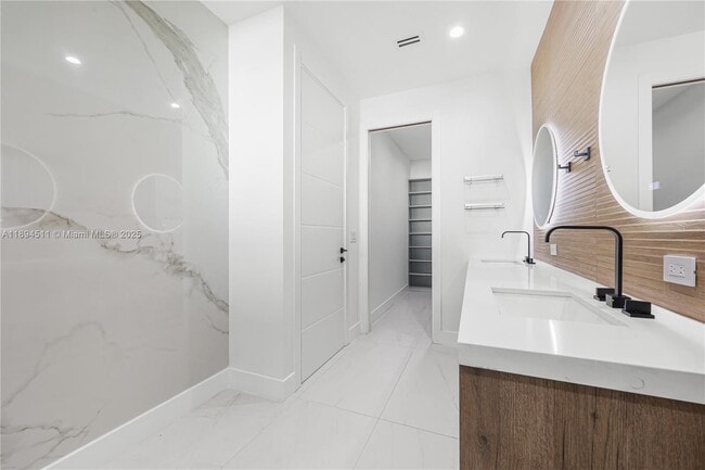 Building Photo - 813 NE 17th Terrace