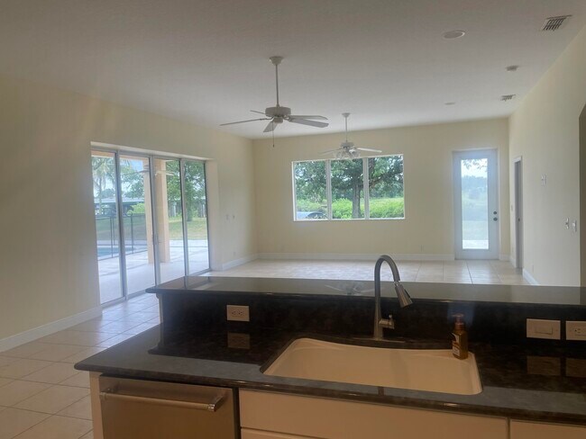 Building Photo - 2643 SW Harem Cir