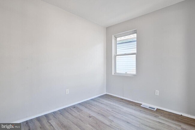 Building Photo - 217 Parkinson Ave