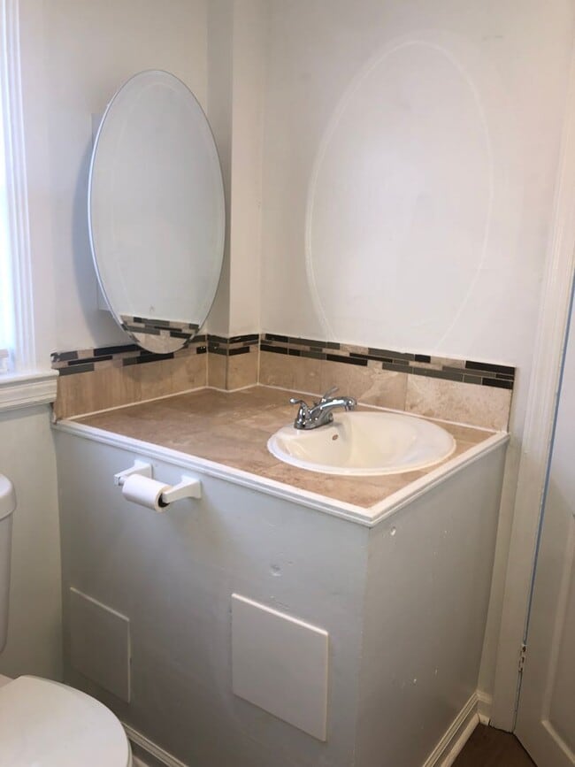 Building Photo - 3 bedroom 1.5 bathroom in Baltimore