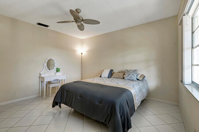 Building Photo - 5943 Areca Palm Ct