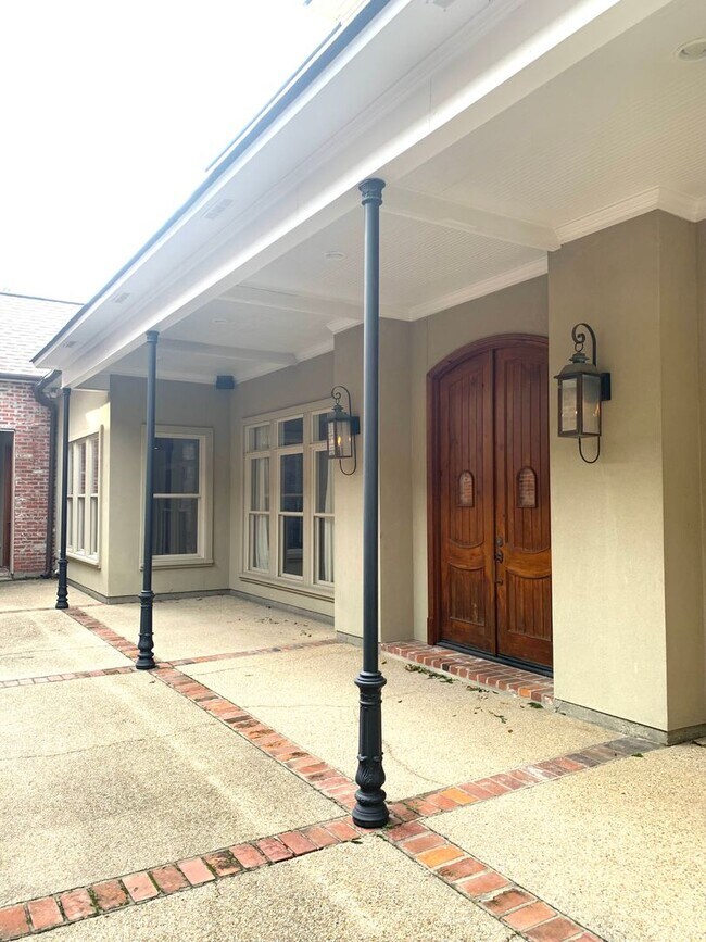 Building Photo - 2724 Bocage Lake Dr