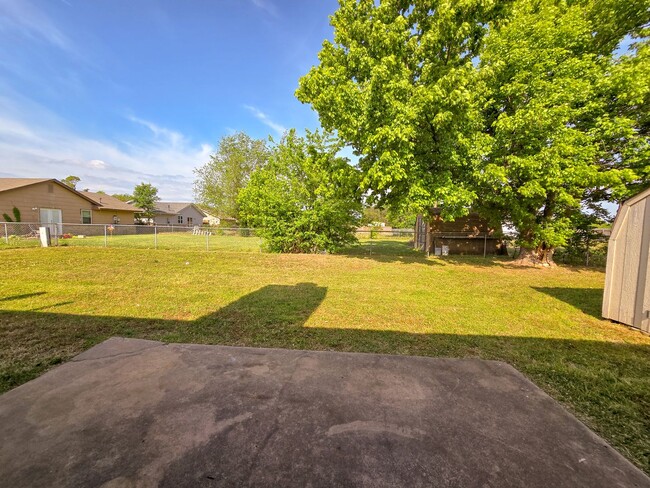 Building Photo - 3 Bedroom 2 Bath Home In Shawnee