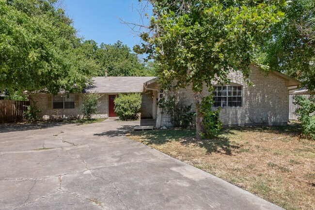 Building Photo - "Charming 2-Bed Duplex in Austin's Vibrant...