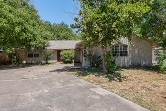 Building Photo - "Charming 2-Bed Duplex in Austin's Vibrant Heart – Cozy 833 Sq Ft Retreat!"