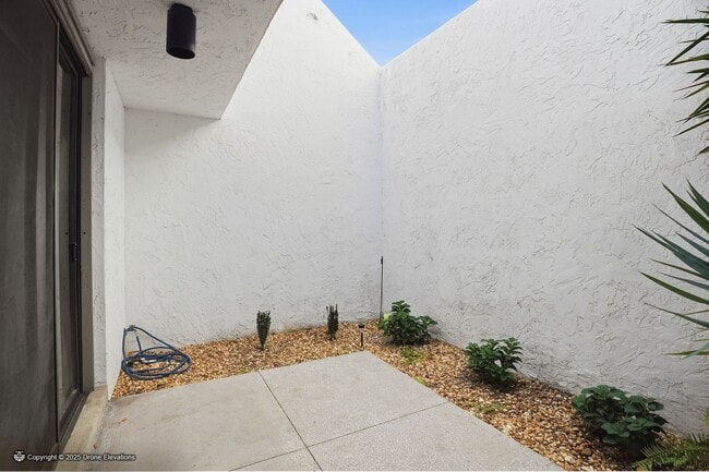 Building Photo - DOWNTOWN ~ Luxury Gene Leedy Townhouse ~ with Community Pool