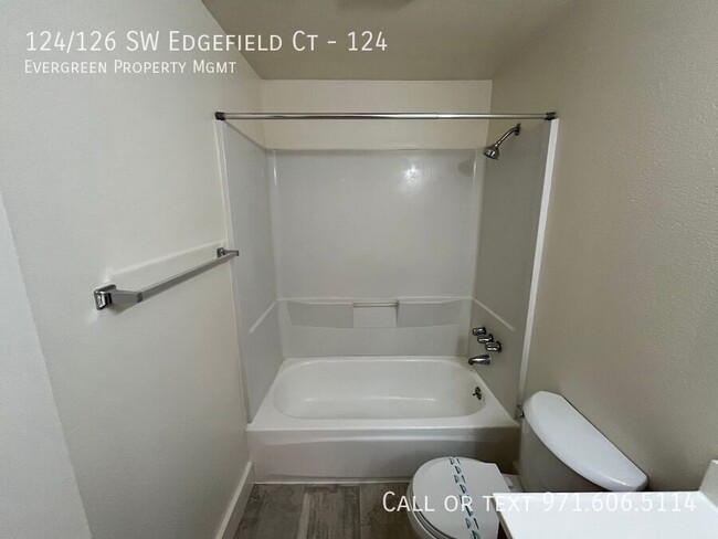 Building Photo - 124/126 SW Edgefield Ct-124