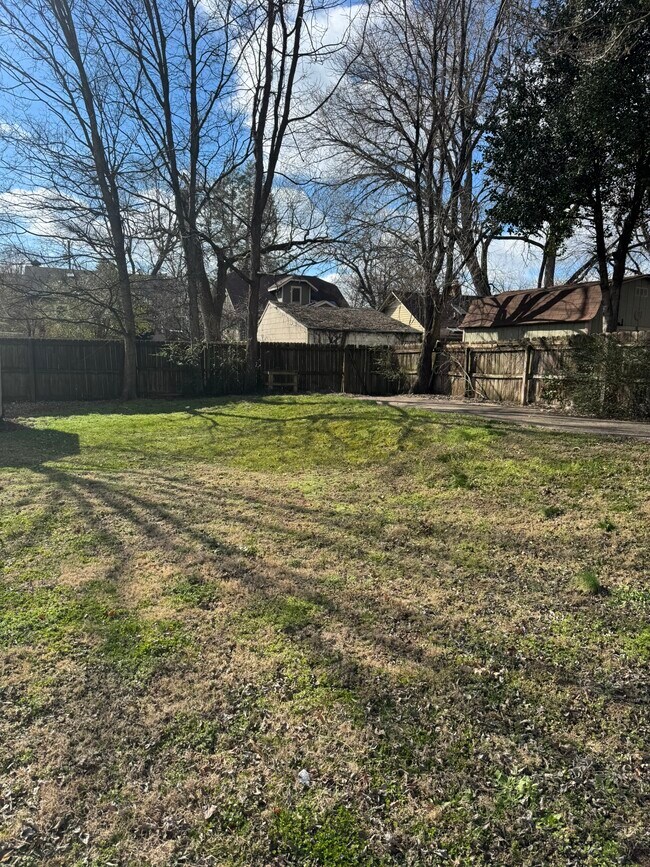 Building Photo - 219 Chapel Ave