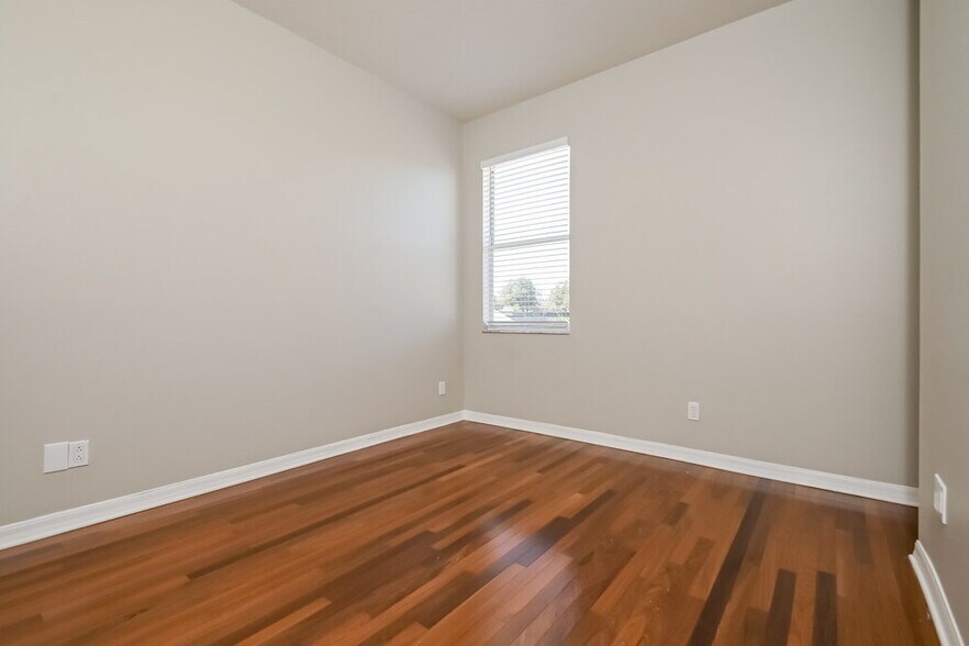 Building Photo - 9411 Laurel Ledge Dr