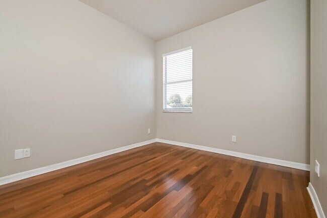 Building Photo - 9411 Laurel Ledge Dr