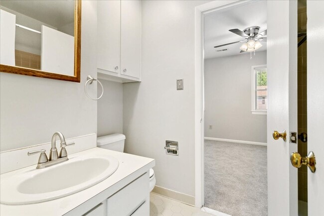 Building Photo - Bright 2 Bedroom Townhome in Williamsburg VA with Finished Lower Level & Private Balcony