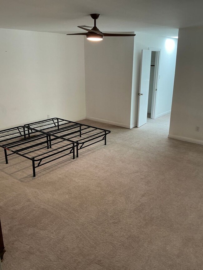 Building Photo - Spacious 3/2.5 Home with Office+Den Neighb...