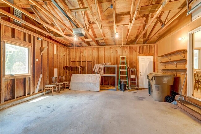 Building Photo - Move in Ready Hill Farms Ranch!