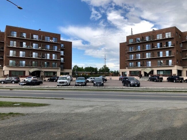 Building Photo - One Bedroom Lakefront Condo with Garage