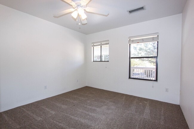 Building Photo - Cliff Rose - 3 Bedroom and 2 Bathroom