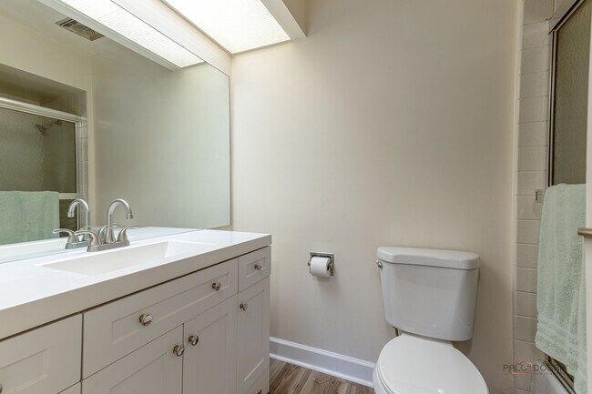 Building Photo - 3004 Roberts Dr