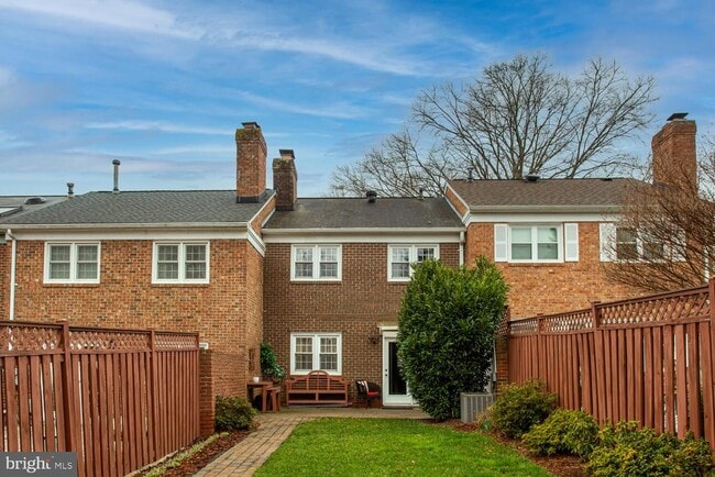 Building Photo - 6063 Hardwick Pl
